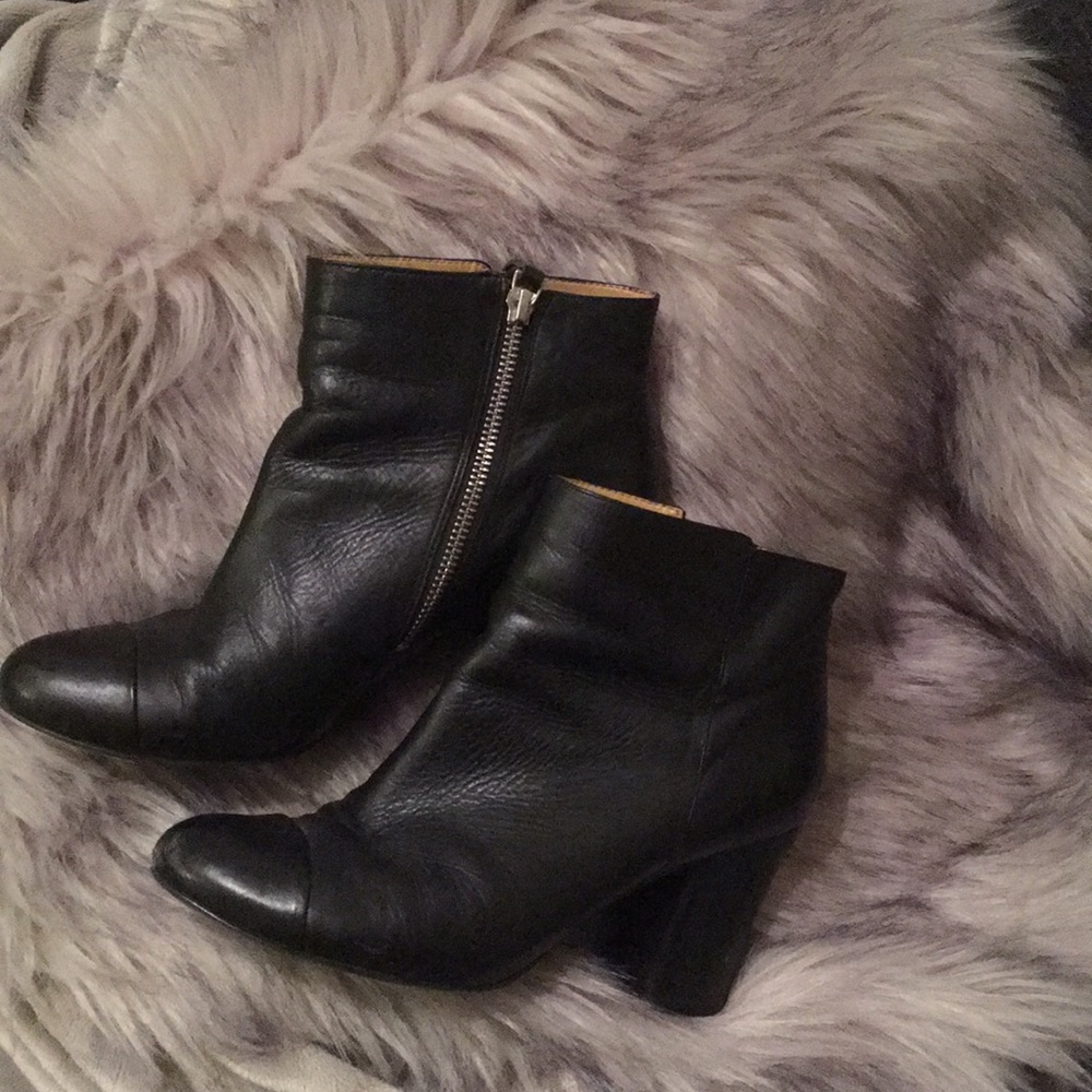 Soft genuine pebbled leather Nine west booties